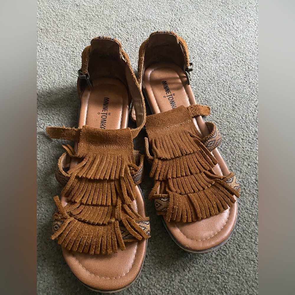Minnetonka sandals size 8